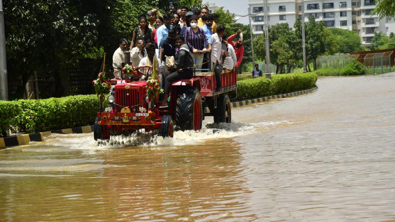 Private Tractor Owners: విజయవాడ వరదలను క్యాష్ చేసుకుంటున్న ట్రాక్టర్ యజమానులు