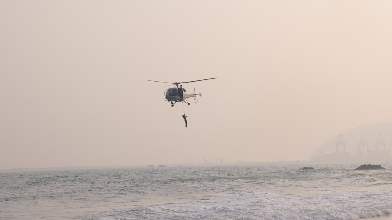 Coast Guard News: అరేబియా సముద్రంలో హెలికాప్టర్ క్రాష్, 40 రోజుల తర్వాత పైలట్ మృతదేహం లభ్యం