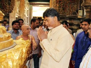 CM Chandrababu: తన రికార్డ్ తనే తిరగరాసిన సీఎం చంద్రబాబు.. 10 సార్లు పైగానే శ్రీవారికి పట్టువస్త్రాల సమర్పణ