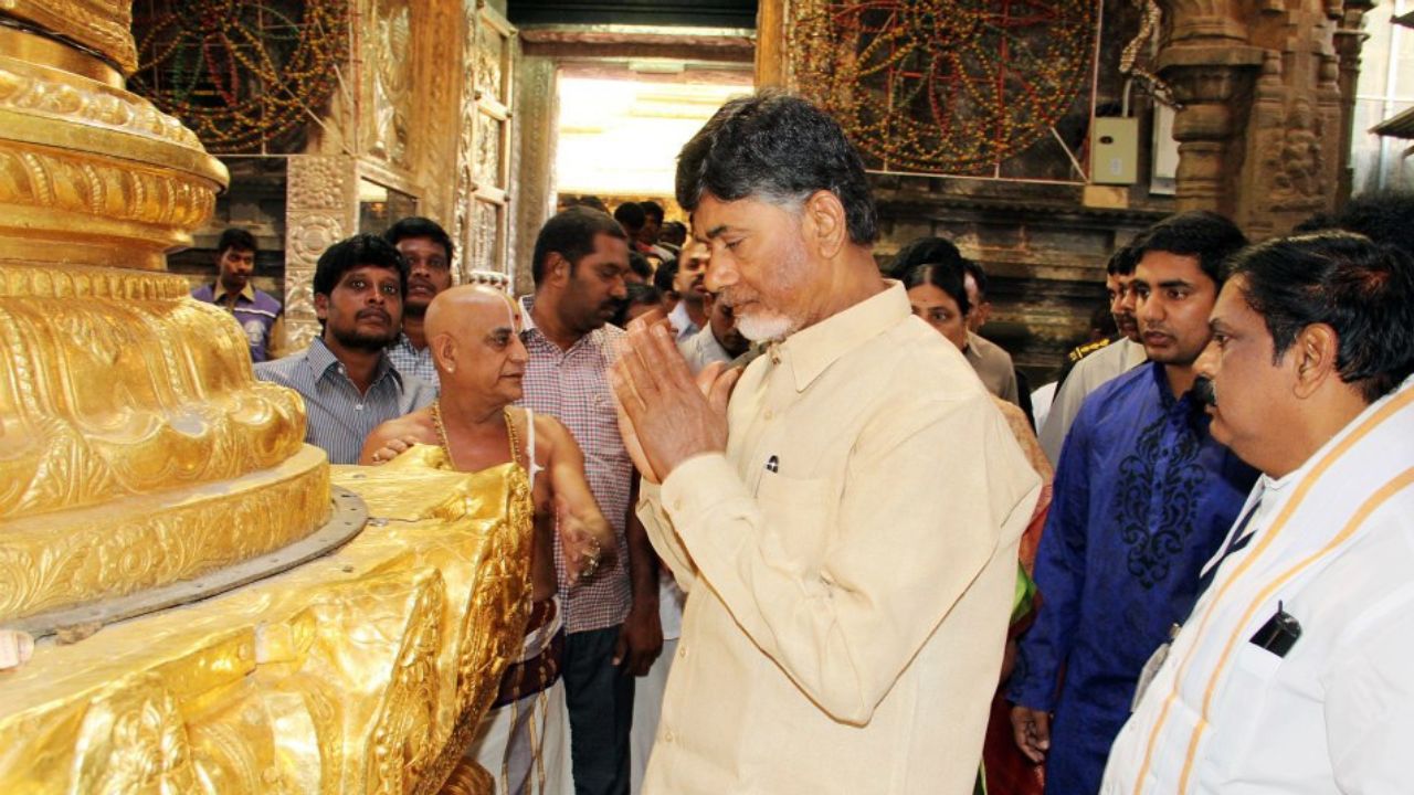 CM Chandrababu: తన రికార్డ్ తనే తిరగరాసిన సీఎం చంద్రబాబు.. 10 సార్లు పైగానే శ్రీవారికి పట్టువస్త్రాల సమర్పణ