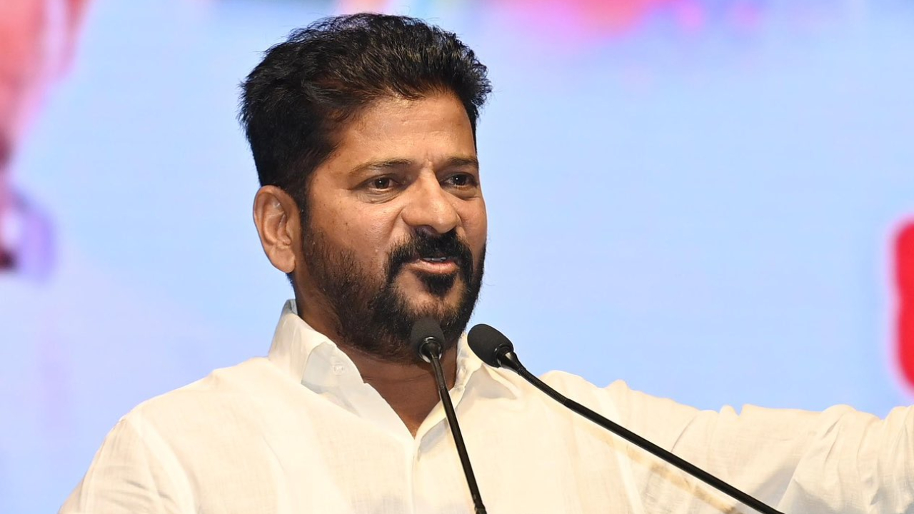 CM Revanth Reddy: కుటుంబ సభ్యులకు పదవులు ఇచ్చుకున్నారు.. పిల్లలకు ఉద్యోగాలు మరిచారు: సీఎం రేవంత్