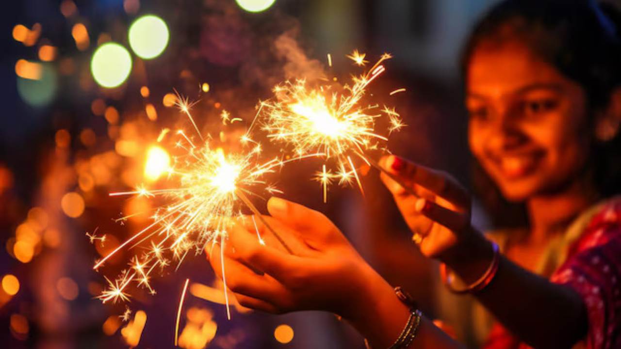 Diwali Safety Tips: దీపావళి పండుగను హ్యాపీగా జరుపుకోవాలంటే.. ఈ జాగ్రత్తలు తప్పని సరి!