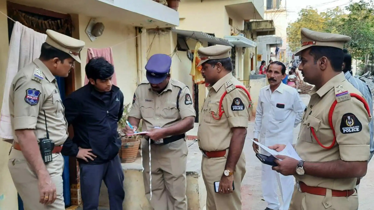 Hyderabad police order: హైదరాబాద్ సిటీలో ఆంక్షలు, నెల రోజులపాటు వాటిపై నిషేధం