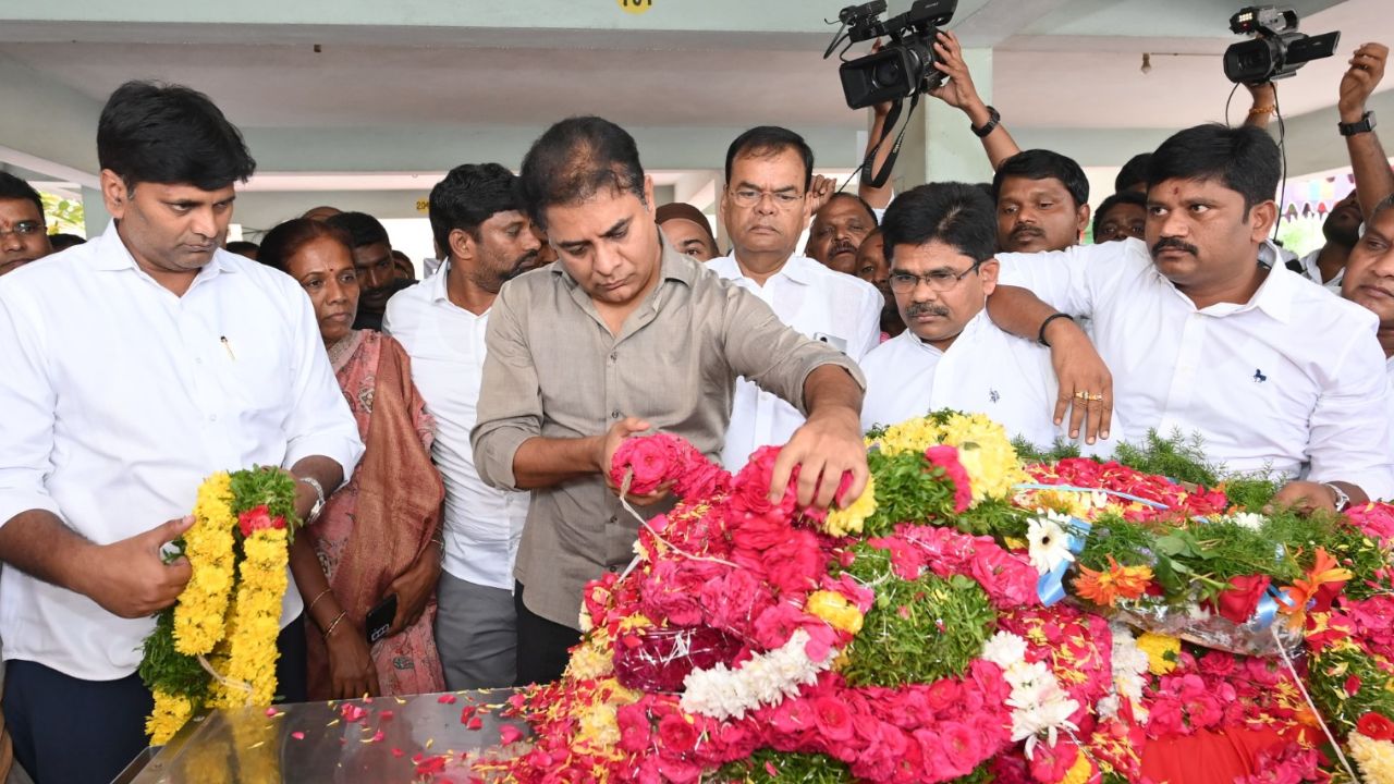 KTR: కేటీఆర్‌కు నిరసన సెగ… ఇన్నాళ్లు ఏం చేశారంటూ నిలదీత