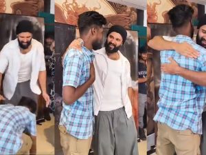 Vijay Devarakonda : దేవరకొండ కాళ్లపై పడ్డ కేరళ అభిమాని… సినిమాలను మాత్రం హిట్ చేయరు