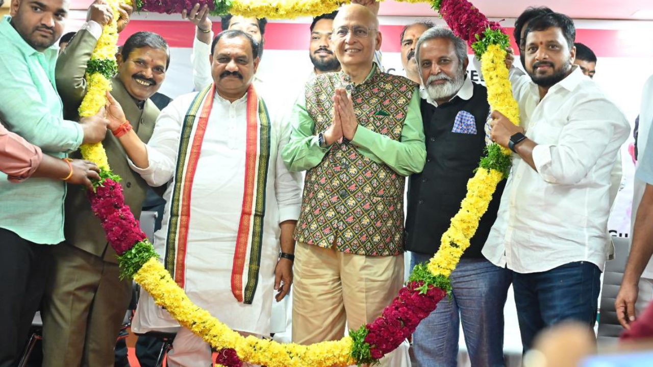 Felicitated: అడ్వకేట్లు ఎప్పుడూ ప్రతిపక్ష పాత్ర పోషించాలి: సింఘ్వీ