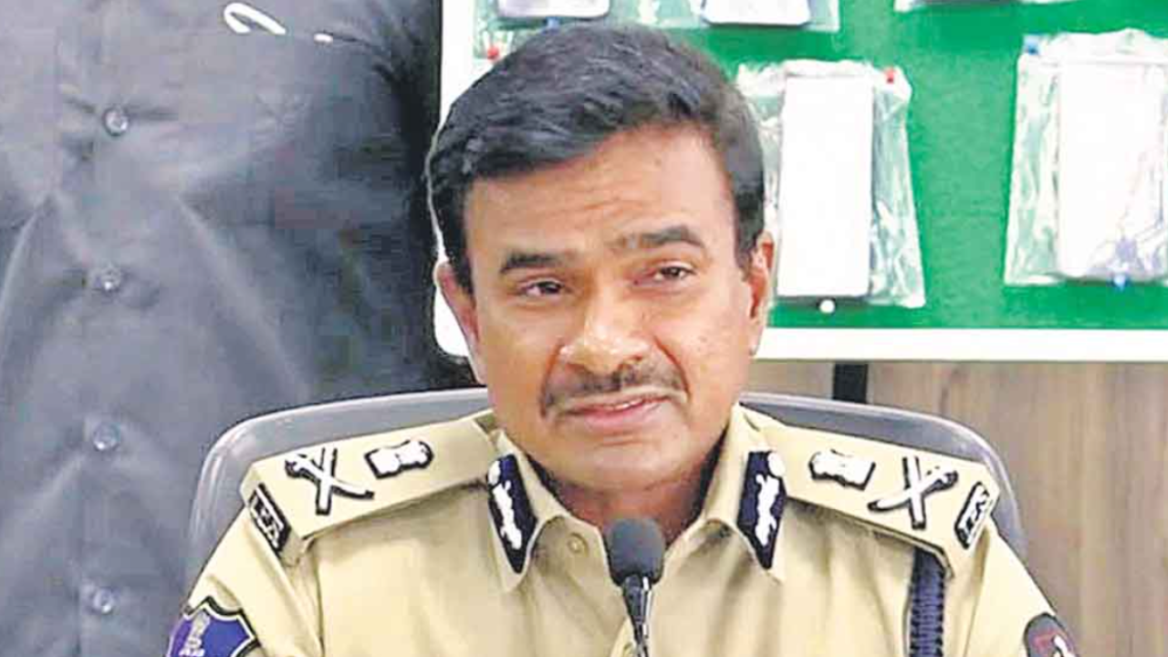 CP CV ANAND : ఫోన్ ట్యాపింగ్ కేసుపై హైదరాబాద్ సీపీ కీలక వ్యాఖ్యలు, ఆయన ఏ విమానాశ్రయంలో దిగినా మాకు తెలుస్తుంది, అక్కడే అరెస్ట్ చేస్తాం : సీవీ ఆనంద్