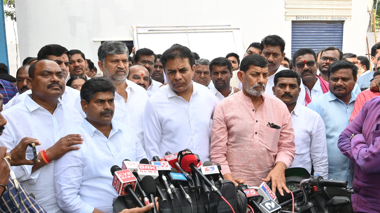 KTR : ఒరిజినల్ బాంబులకే మేం భయపడలే, గీ సుతిల్ బాంబులకు భయపడతమా ? అధికారంలోకి వస్తాం, అప్పుడు చూసుకుంటం : కేటీఆర్