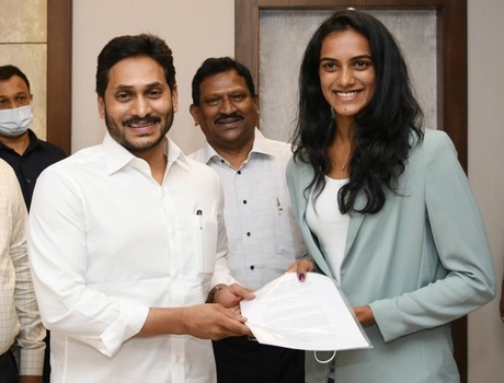 PV Sindhu: ఆ భూమిని సింధుకు ఇవ్వొద్దు, కాలేజీ కట్టండి.. స్థానికుల డిమాండ్