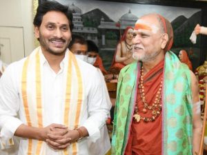 Swarupoonanda swami with jagan: ఆ సిటీల మధ్య స్వారూపానంద చక్కర్లు..  లెక్కల్లో తేడాలొచ్చాయా?