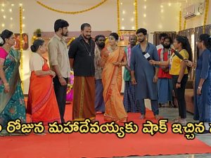 Satyabhama Today Episode: దసరా రోజున మహాదేవయ్యకు షాక్ ఇచ్చిన చిన్న కోడలు.. ఆయుధాలను పోలీసులకు ఇచ్చేలా సత్య ప్లాన్…