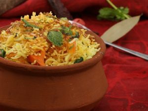 Potato Biryani: ఆలూ బిర్యాని ఇలా చేశారంటే పావుగంటలో రెడీ అయిపోతుంది, వేడివేడిగా తినేయొచ్చు రెసిపీ ఇదిగో