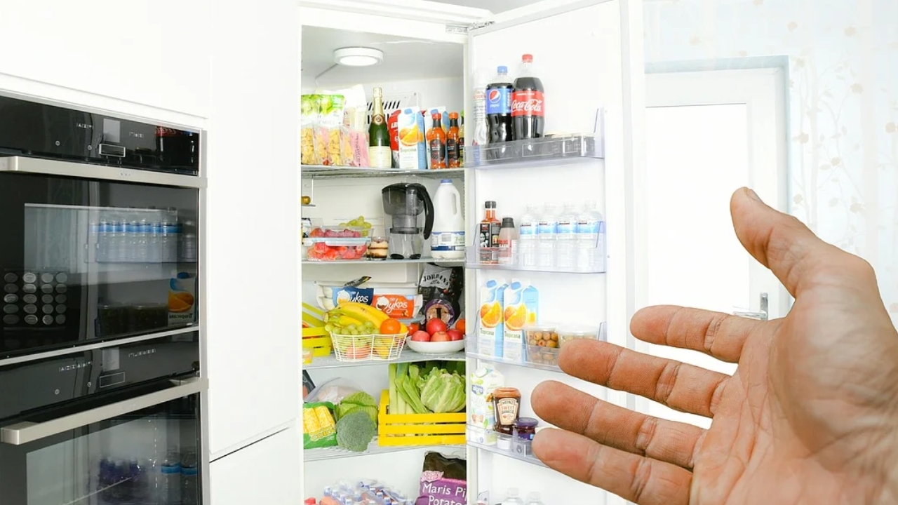 Fridge Cleaning Tips: ఇలా శుభ్రం చేస్తే.. ఎంత పాత ఫ్రిజ్ అయినా కొత్తదానిలా మెరిసిపోద్ది