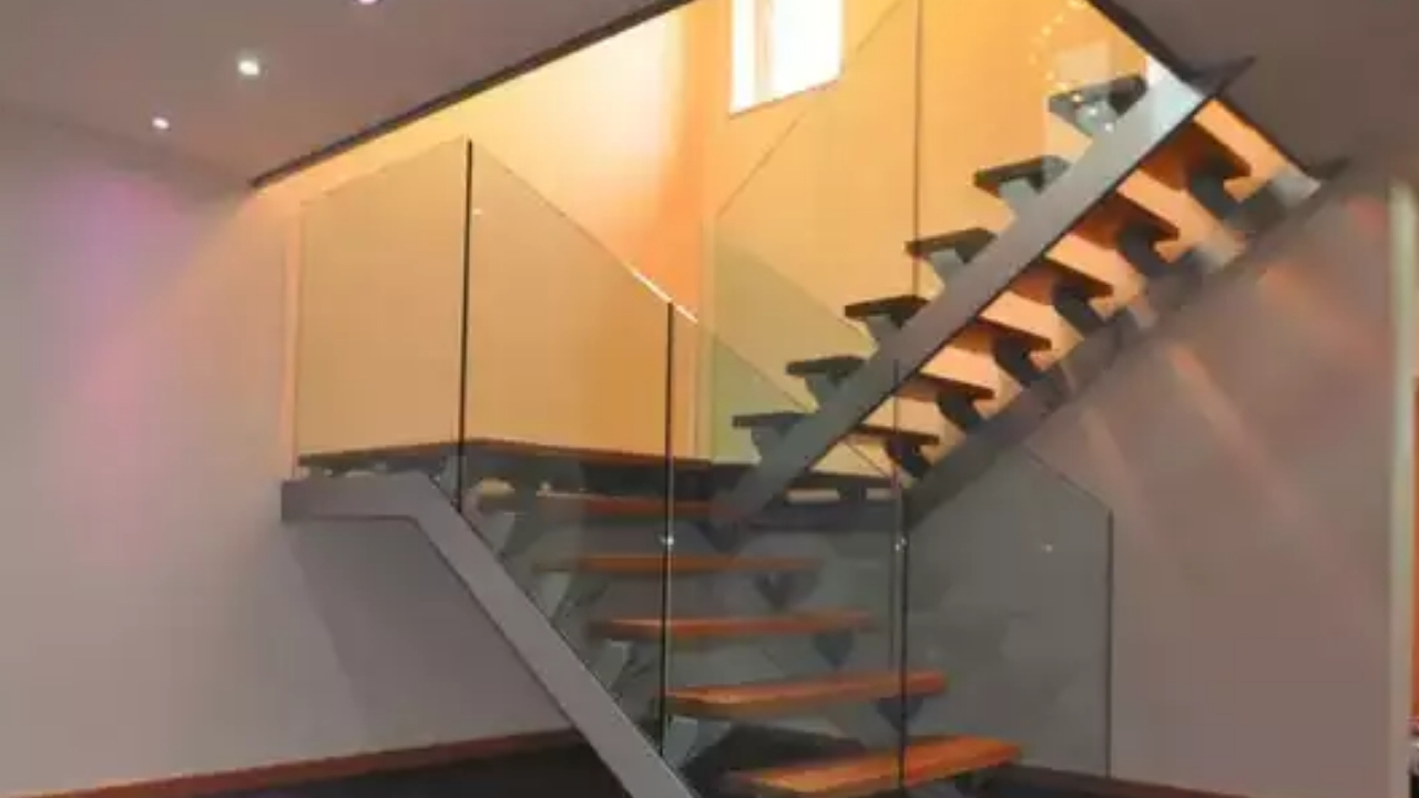 Vastu Tips for Stairs: పొరపాటున కూడా ఈ 5 వస్తువులను ఇంట్లో మెట్ల కింద ఉంచకండి