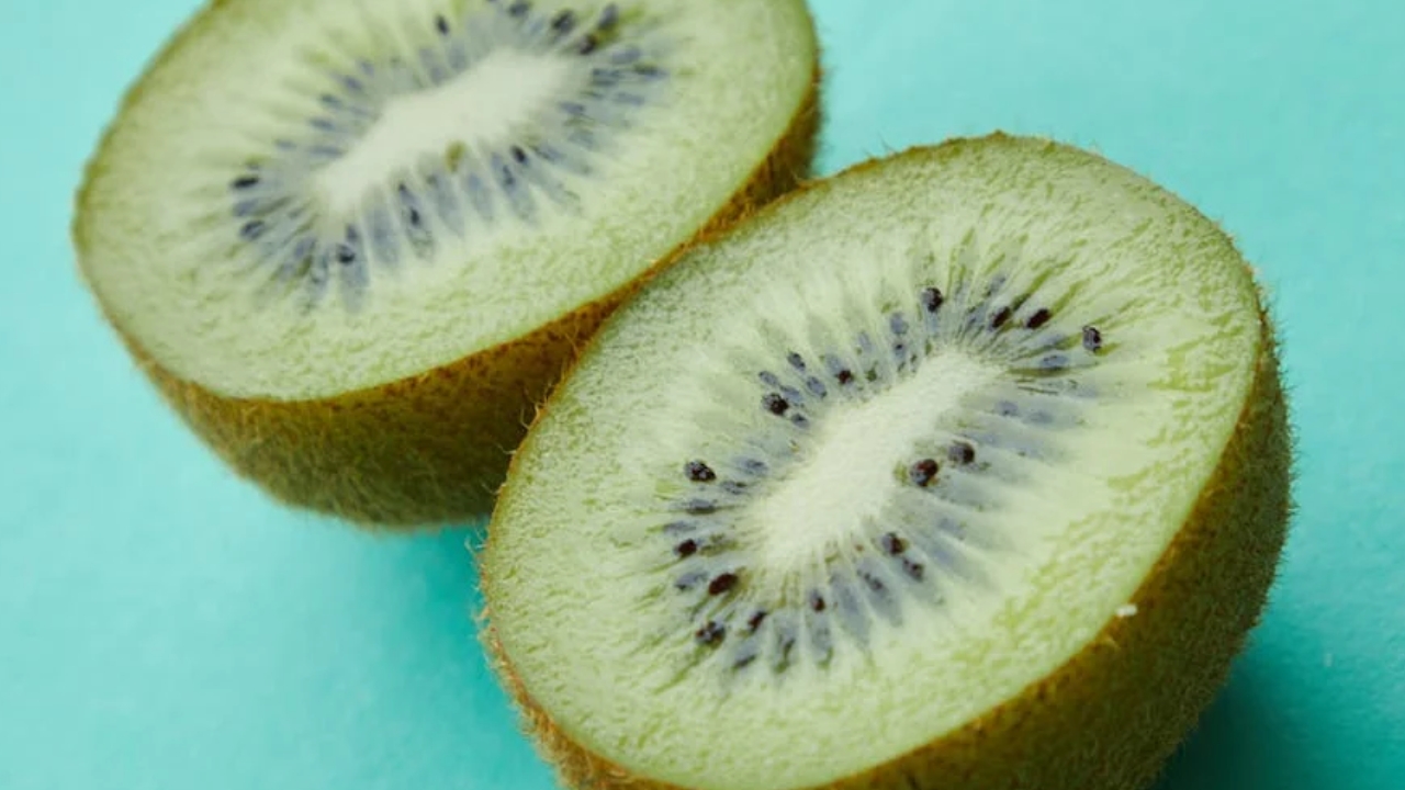 Kiwi Fruit: ఈ ఫ్రూట్‌ విటమిన్ సి యొక్క పవర్ హౌజ్.. తింటే చెప్పలేనన్ని లాభాలు