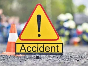 Road Accidents in AP: అర్ధరాత్రి రక్తసిక్తమయిన రహదారులు.. వేర్వేరు ప్రమాదాల్లో ఇద్దరు మృతి.. 12 మందికి తీవ్ర గాయాలు!