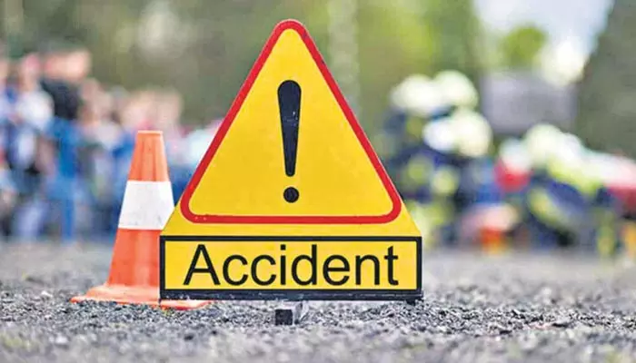 Road Accidents in AP: అర్ధరాత్రి రక్తసిక్తమయిన రహదారులు.. వేర్వేరు ప్రమాదాల్లో ఇద్దరు మృతి.. 12 మందికి తీవ్ర గాయాలు!