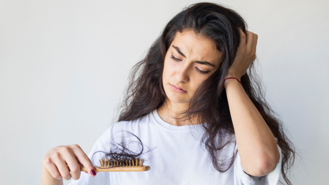 Hair Loss: నిద్రపోతున్నప్పుడు మీరు చేసే ఈ పొరపాట్ల వల్ల జుట్టు రాలుతుందని మీకు తెలుసా ?