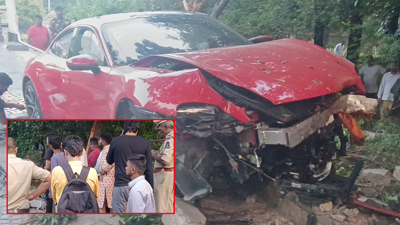 Porsche car accident in Hyderabad: హైదరాబాద్‌లో పోర్షే కారు బీభత్సం, ఎయిర్  బెలూన్స్ ఓపెన్, తప్పిన ముప్పు..